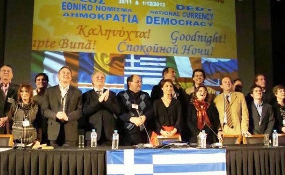 Jacques Nikonoff (à gauche) et François Asselineau (5e en partant de la gauche) font meeting commun avec d'autres souverainistes européens à Athènes, le 1er décembre 2013 (photo Epam)